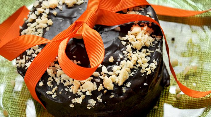 A Chocolate Fudge Macadamia Cake w/Grand Marnier, A Christmas Parade in Middleburg & a Giveaway!