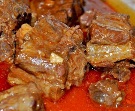 A Typical New Year's Feast: Oxtail in Red Wine & Tomato Sauce (Rabo Encendido)