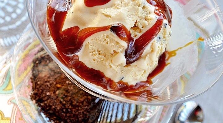 Salted Black Truffle Caramel Ice Cream {Helado de Trufa Y Caramelo Salado}