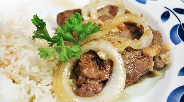 The Onion: An Every Day Simple Cuban Steak Dinner Recipe {or Bistec Encebollado}