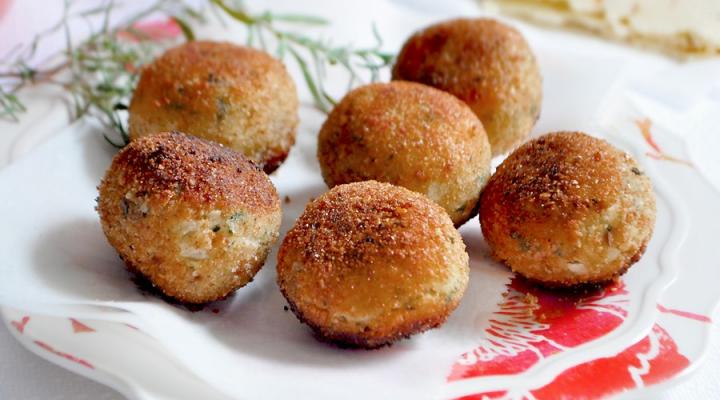 Cheesy Chicken Croquettes {Croquetas de Pollo con Queso}