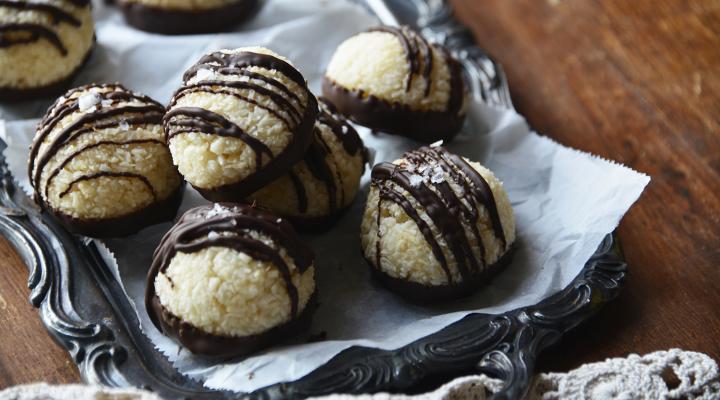 {Friends of Bren Guest Post} Salted Chocolate-Drizzled Coconut Macaroons {Gluten-Free}