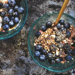 Breakfast Vibes: Greek Yogurt with Blueberries & Dark Chocolate Granola