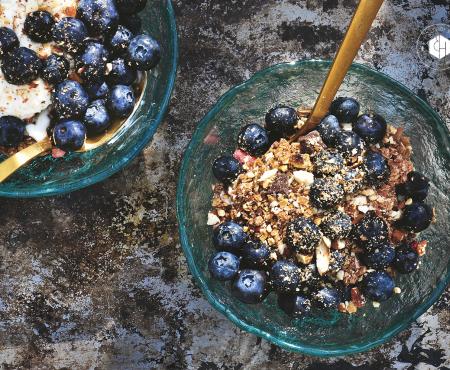 Breakfast Vibes: Greek Yogurt with Blueberries & Dark Chocolate Granola