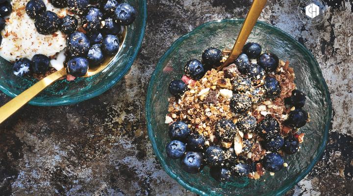 Breakfast Vibes: Greek Yogurt with Blueberries & Dark Chocolate Granola
